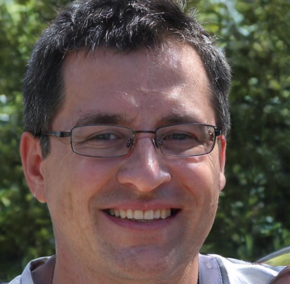 Teammitglied bei konzentrierter Arbeit